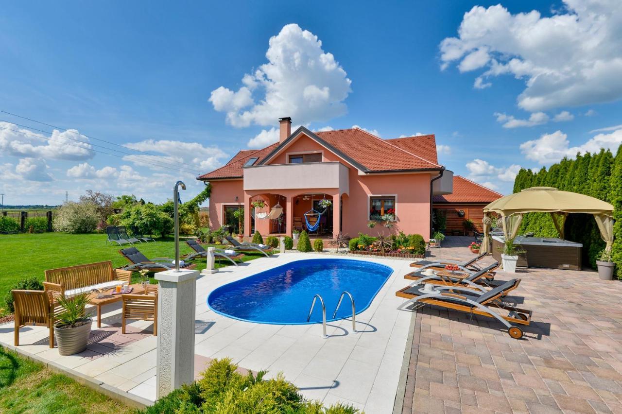 Holiday Villa Rita , Ideal For Families, Pool, Large Childrens Playground Varazdin Exterior photo