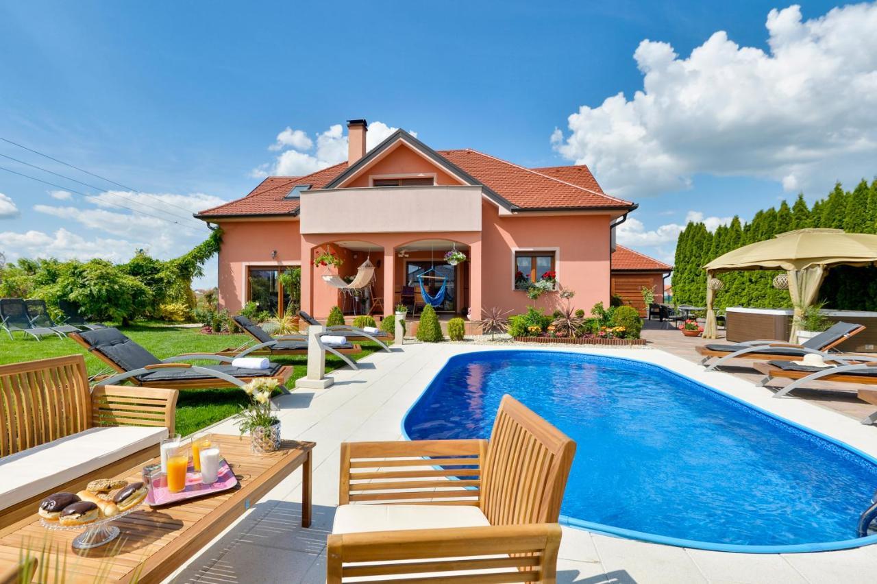 Holiday Villa Rita , Ideal For Families, Pool, Large Childrens Playground Varazdin Exterior photo