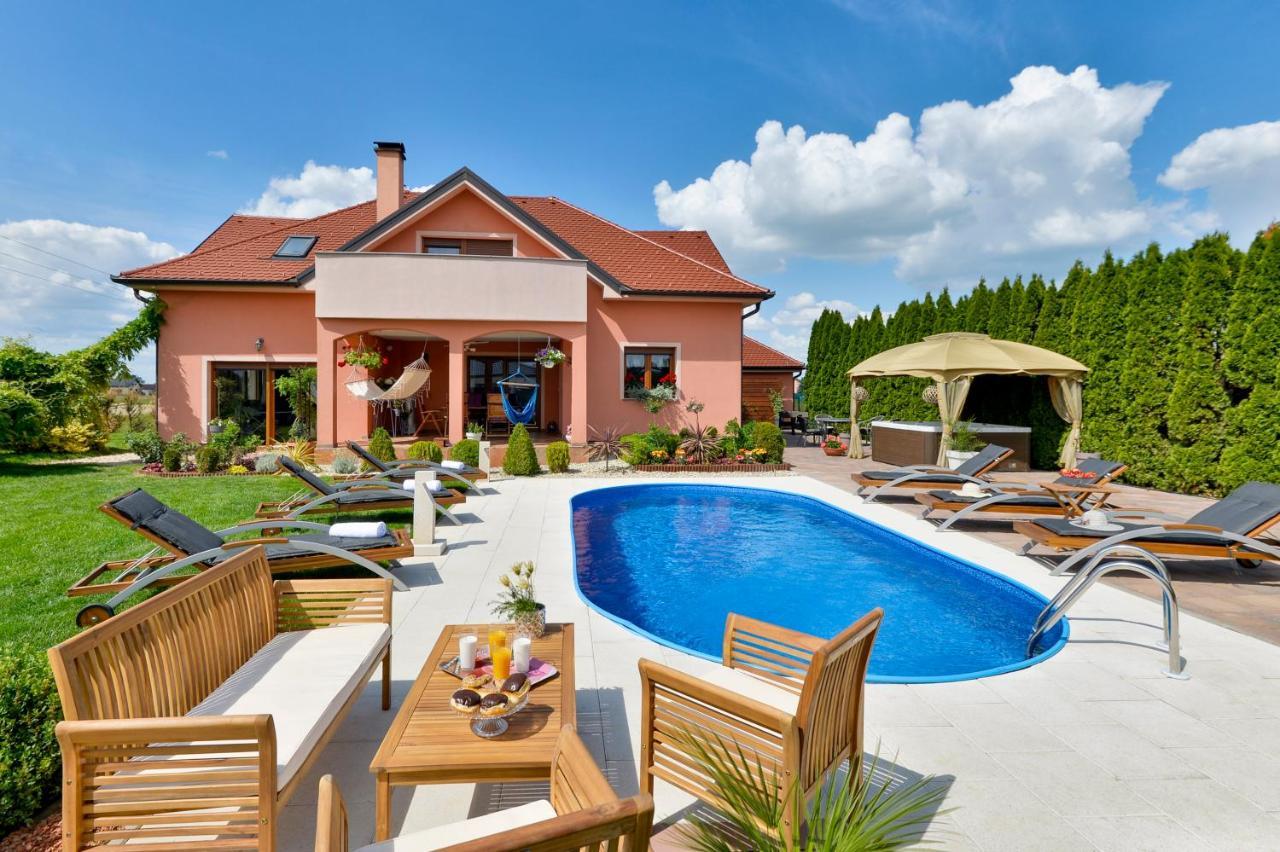 Holiday Villa Rita , Ideal For Families, Pool, Large Childrens Playground Varazdin Exterior photo